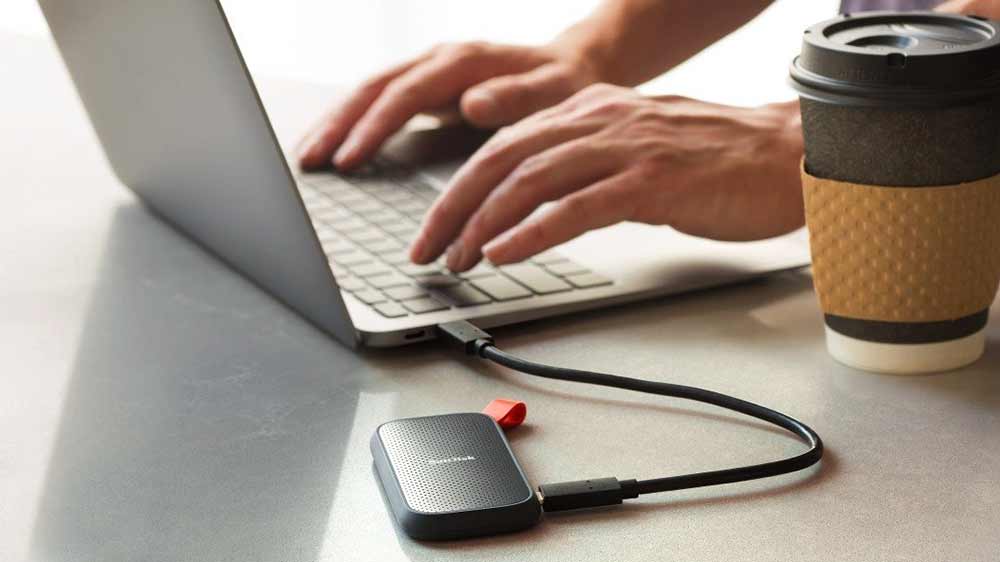 Sandisk Extreme Portable SSD 4TB na stole u počítače_03
