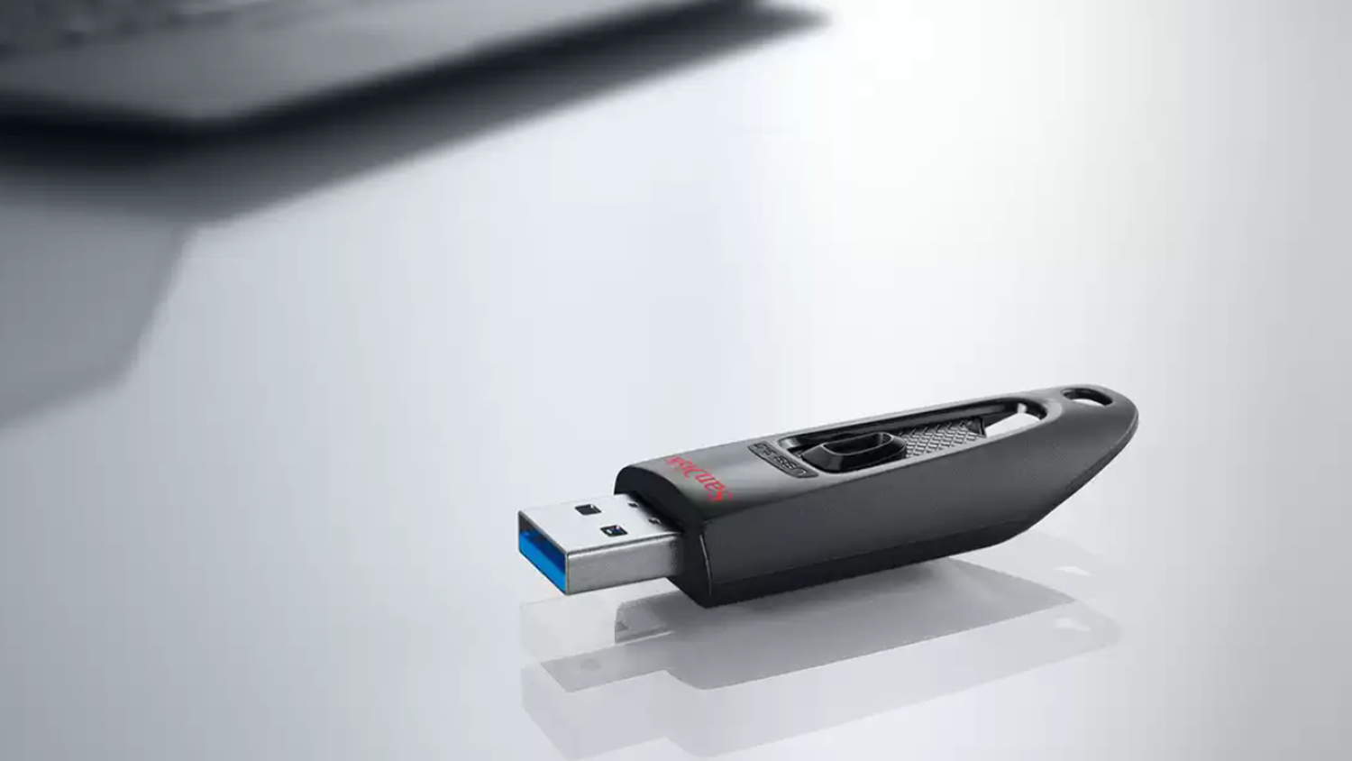 Flash disk SanDisk Ultra USB 3.0 64 GB 123836 položený u notebooku