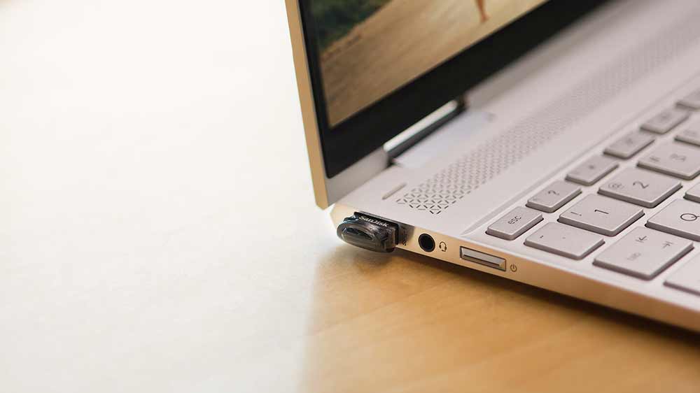 Flash disk SanDisk Ultra Fit Cruzer vložený do počítača_02