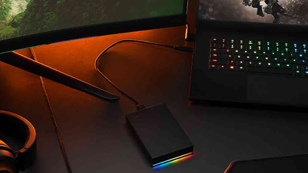 Externí HDD disk Seagate FireCuda Gaming připojený k notebooku_02