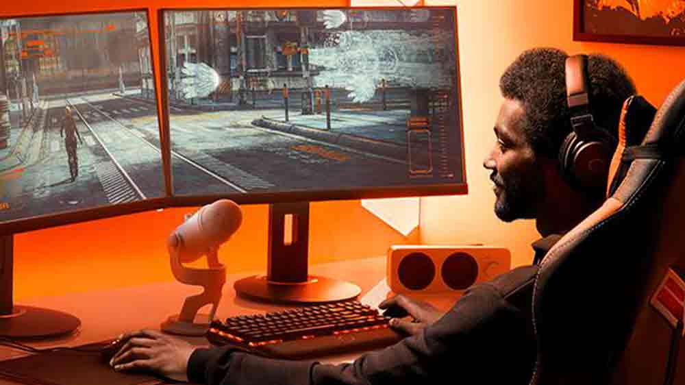 Muž hrající na počítači_03