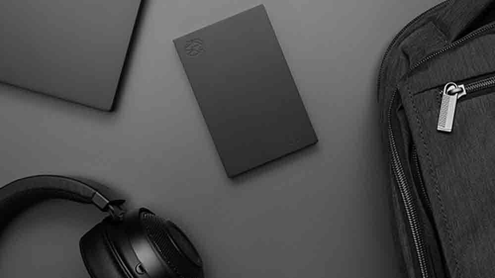 Externí HDD disk Seagate FireCuda Gaming vedle batohu a sluchátek_04