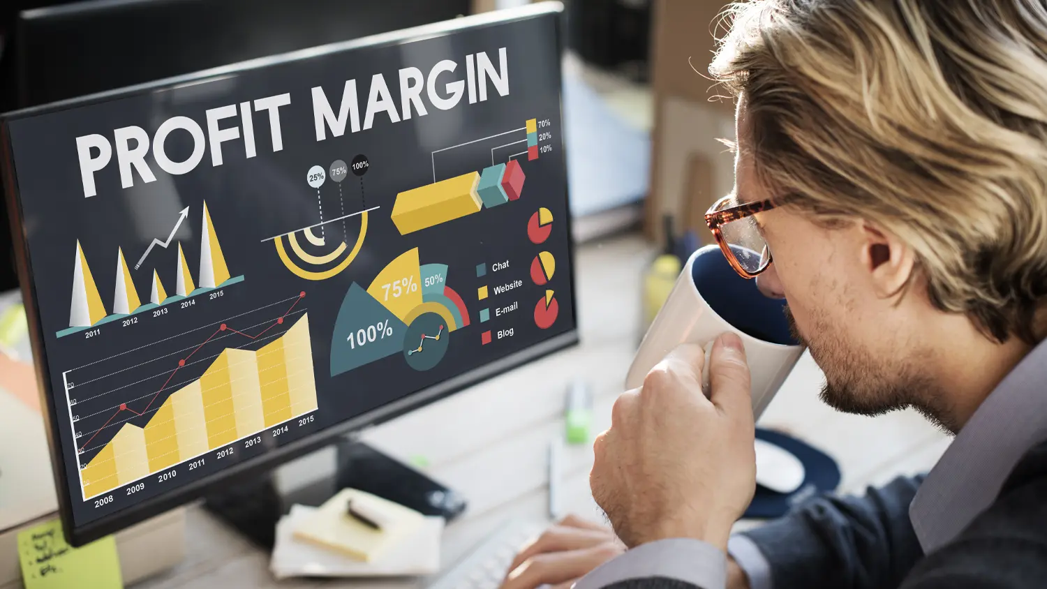 Muž na poč&iacute;tači vytv&aacute;ř&iacute; grafy