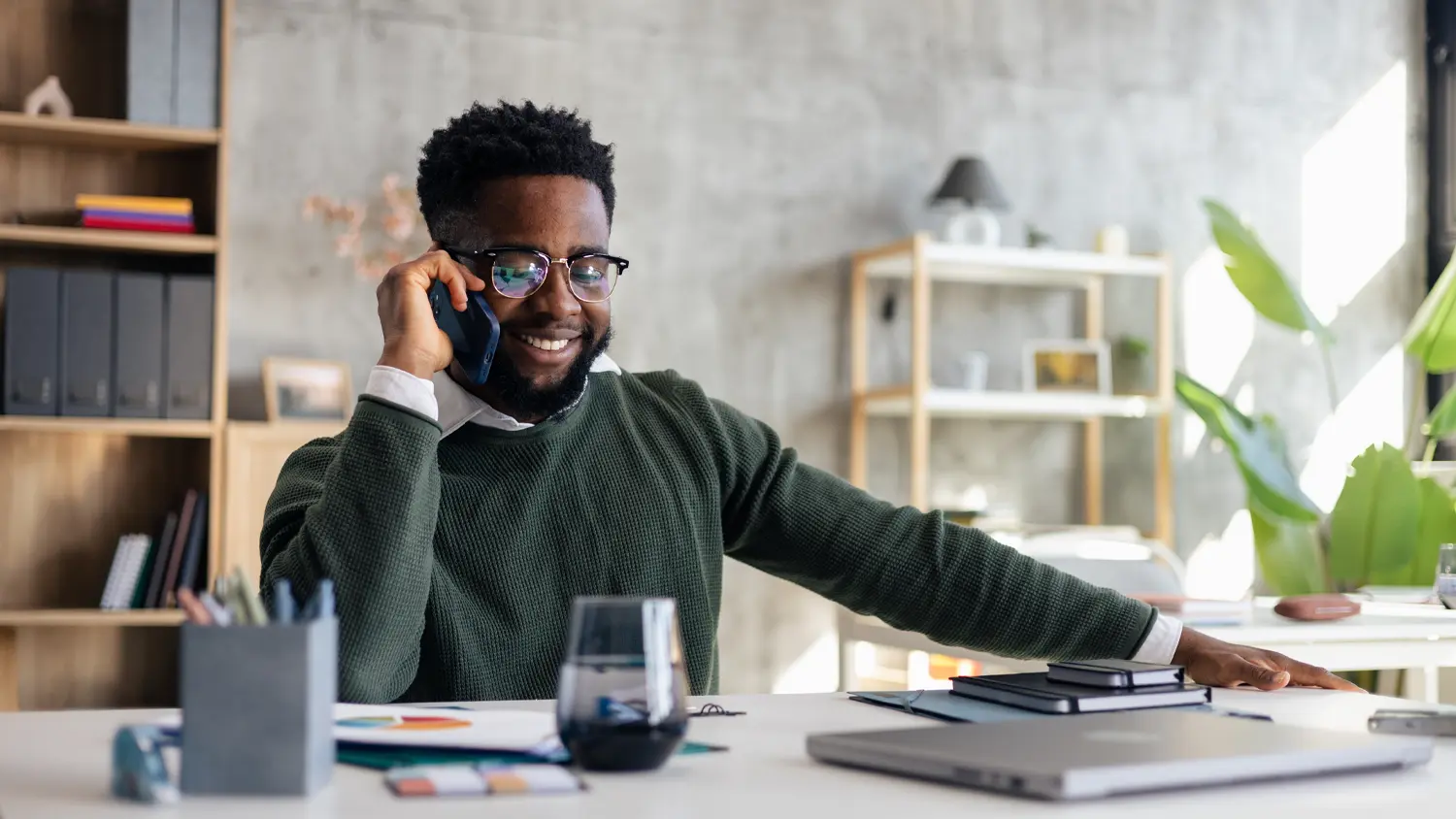 Muž pracuj&iacute;c&iacute; v kancel&aacute;ři