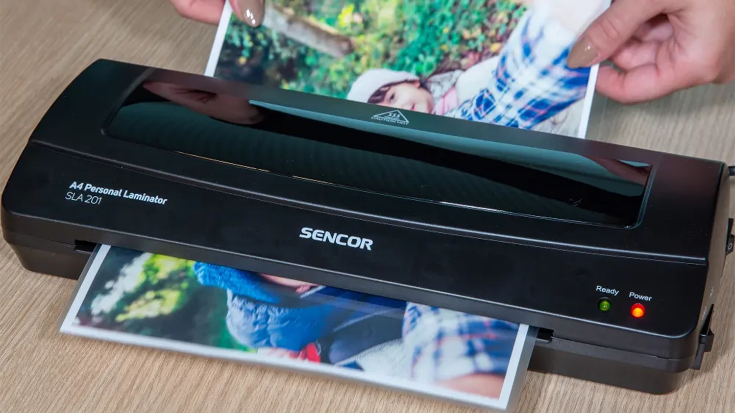Lamin&aacute;tor Sencor SLA 201 A4 Personal ukazuj&iacute;c&iacute; funkci ABS prevence při laminov&aacute;n&iacute;
