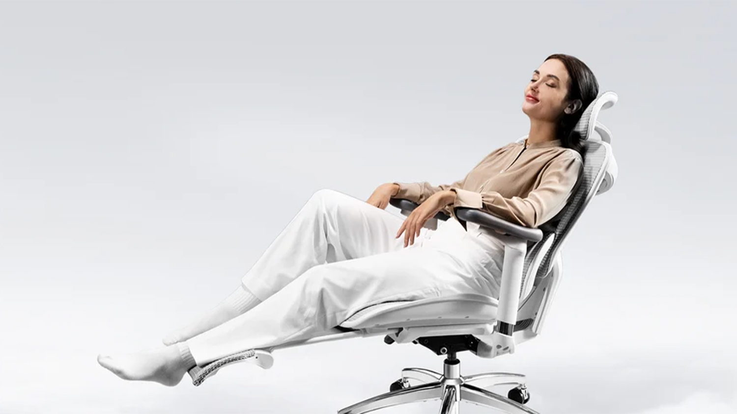 Žena relaxuj&uacute;ca na stoličke Sihoo Doro C300