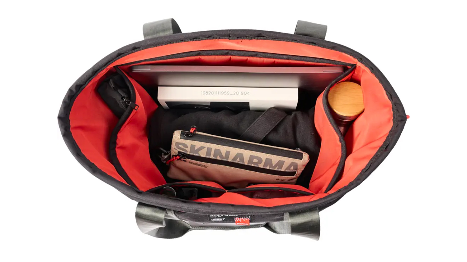 Brašna pro notebook SKINARMA FARDEL Utility Tote Bag černý s otevřeným organizačním systémem a vyztuženým dnem