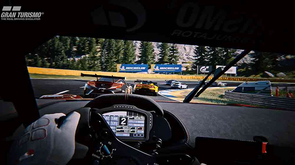 Pohled závodníka na trať, volant a tachometr_2