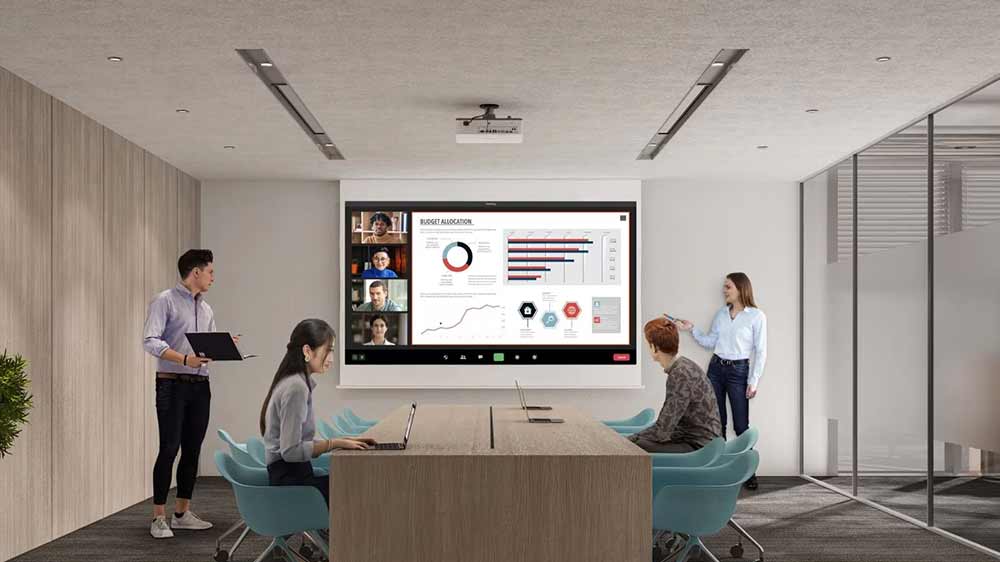 Zasedací místnost s lidmi a projektorem SONY VPL-PHZ51 na stropě_02