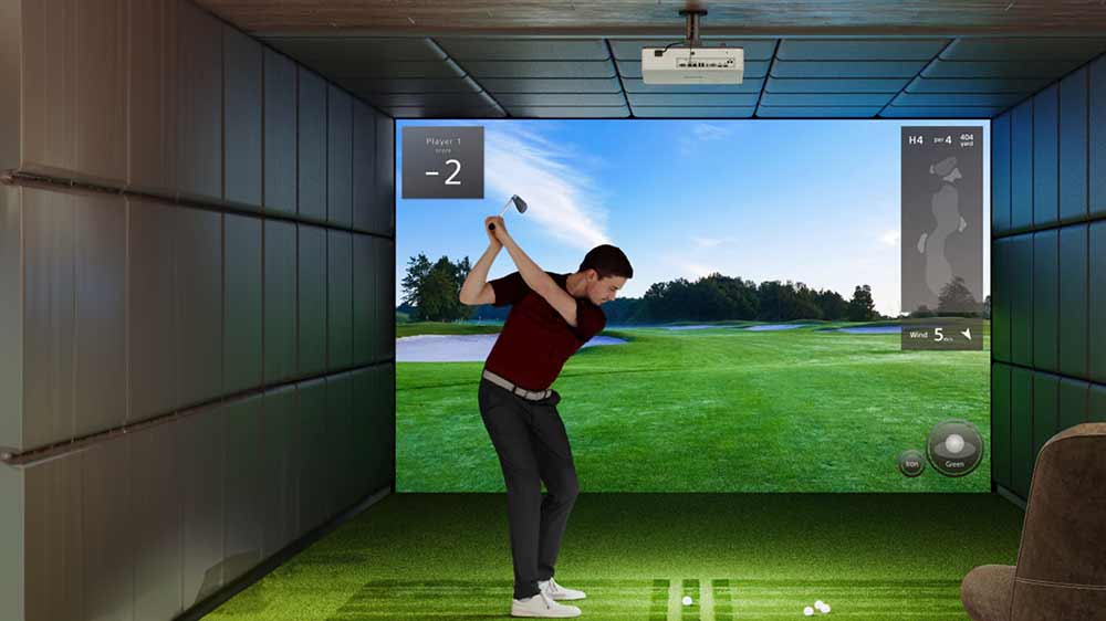 Muž hrající simulovaný golf pomocí projektoru SONY VPL-PHZ51_04