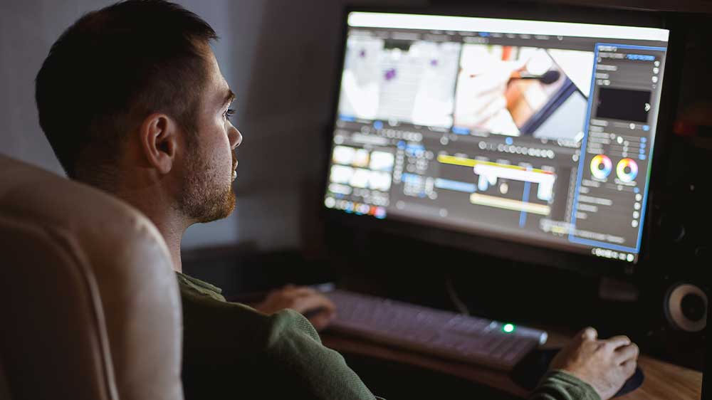 Muž pracuje na počítači a používá kabelovou myš_02