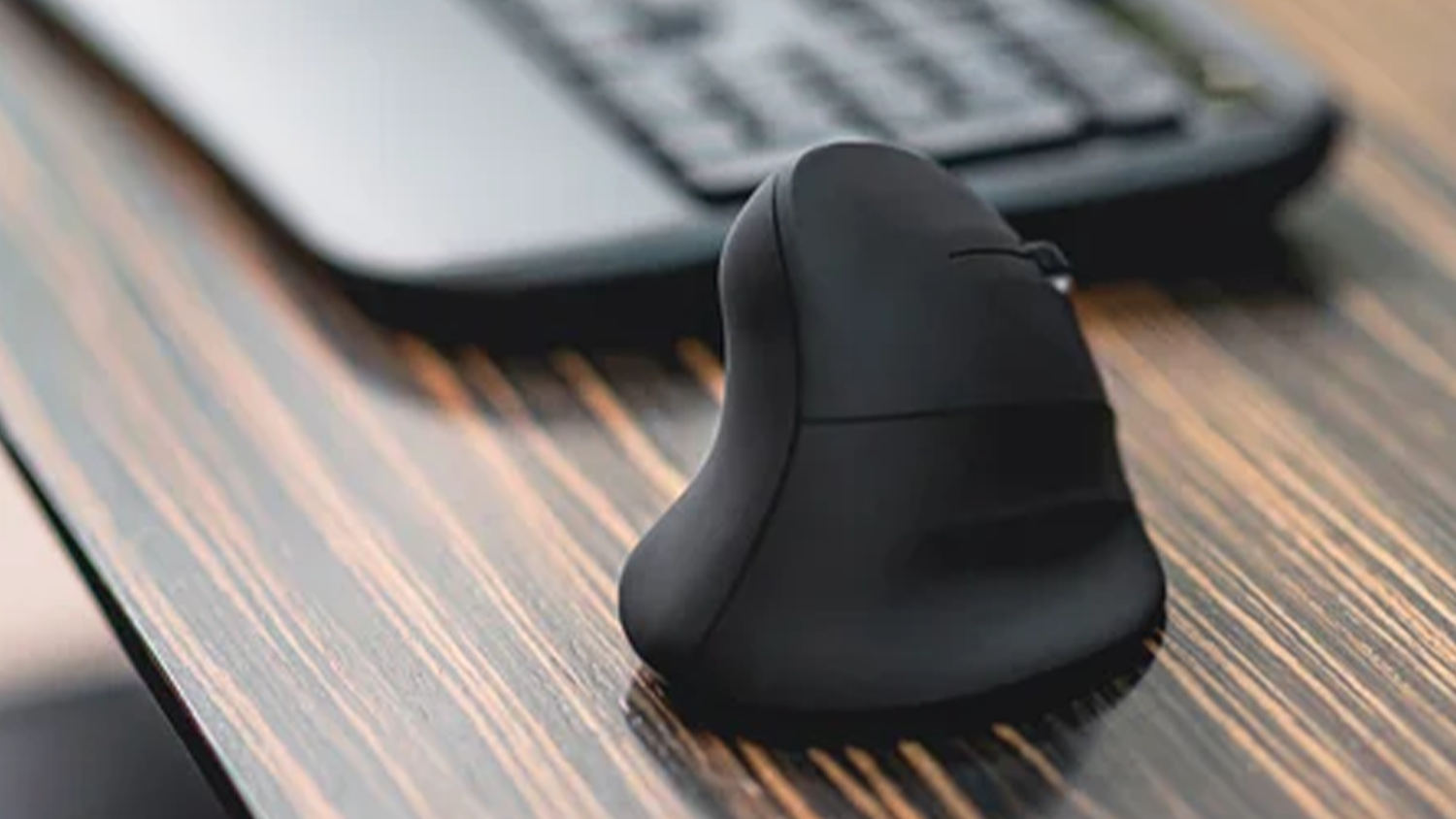 Bezdrátová myš Speedlink Piavo na pracovním stole vedle klávesnice