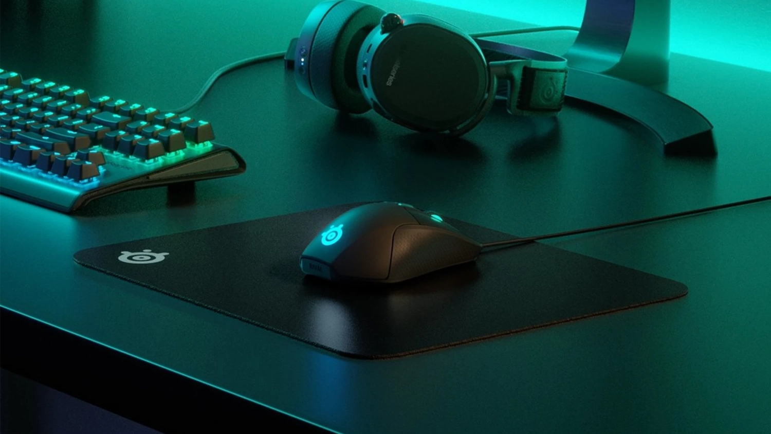 Podložka pod my&scaron; SteelSeries QcK Hard Pad Black na hernom stole s my&scaron;ou a kl&aacute;vesnicou