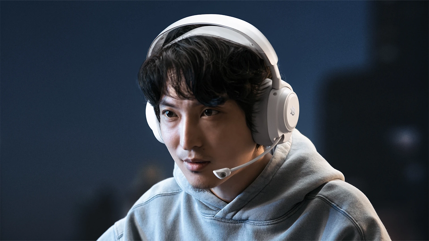 Muž so sl&uacute;chadlami SteelSeries Actis Nova Pro Omni