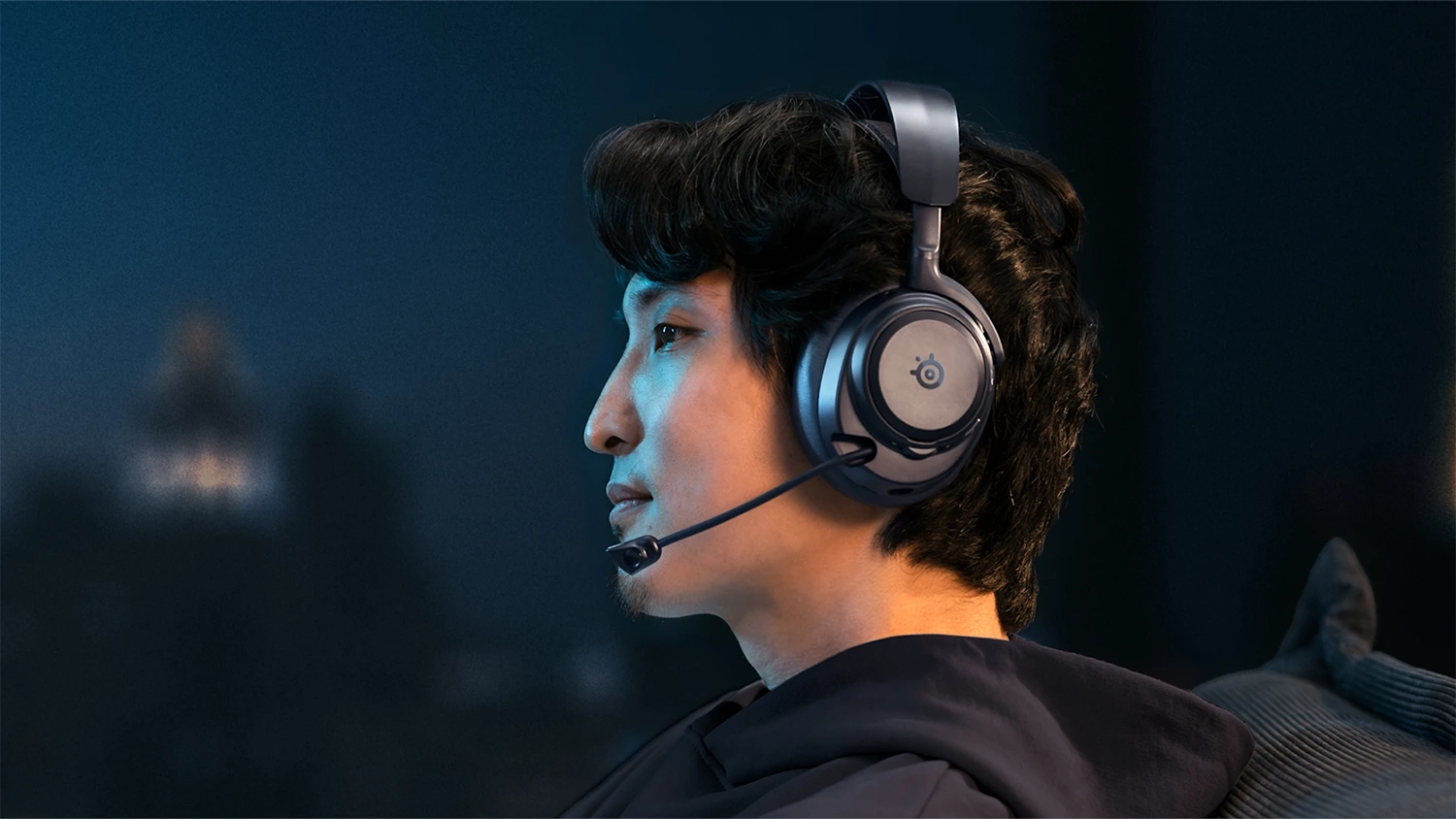 Muž so slúchadlami SteelSeries Actis Nova Pro Omni