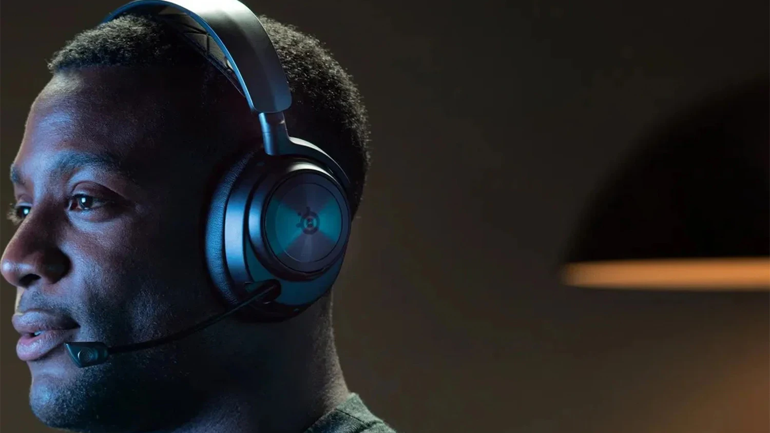 Muž so slúchadlami SteelSeries Arctis Nova Pro P