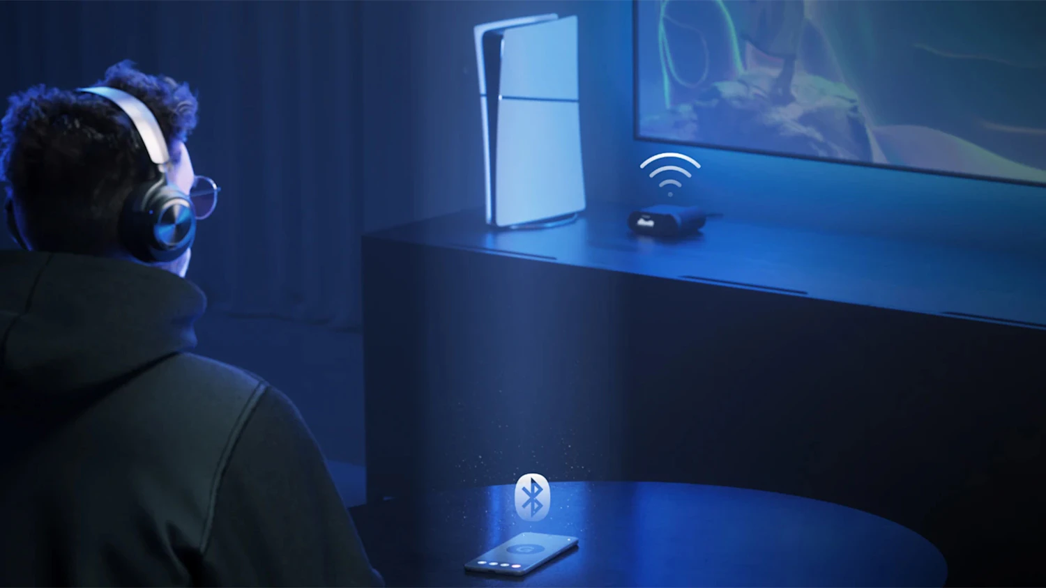Muž hrajúci na konzole so slúchadlami SteelSeries Arctis Nova Pro P Wireless