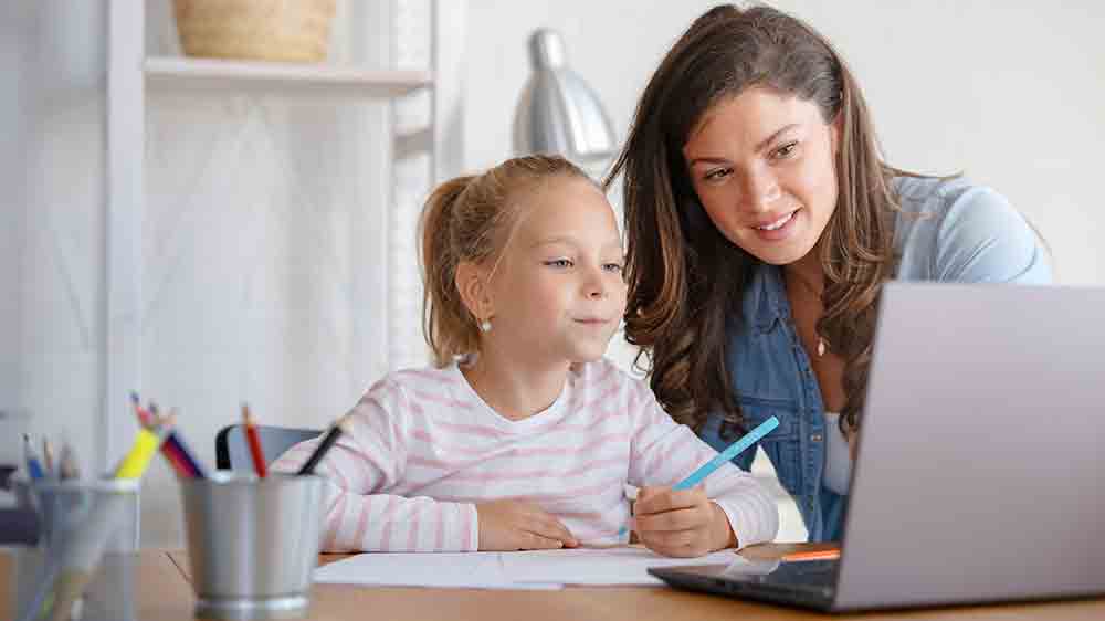 Matka s dcerou pracují na počítači_02