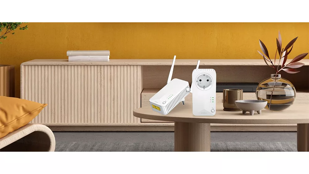 Powerline adapt&eacute;ry Strong &ndash; na stolku_02