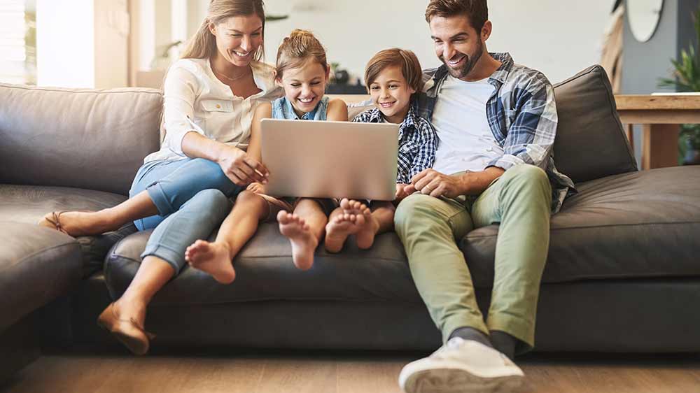 Rodina sleduje film na notebooku_02