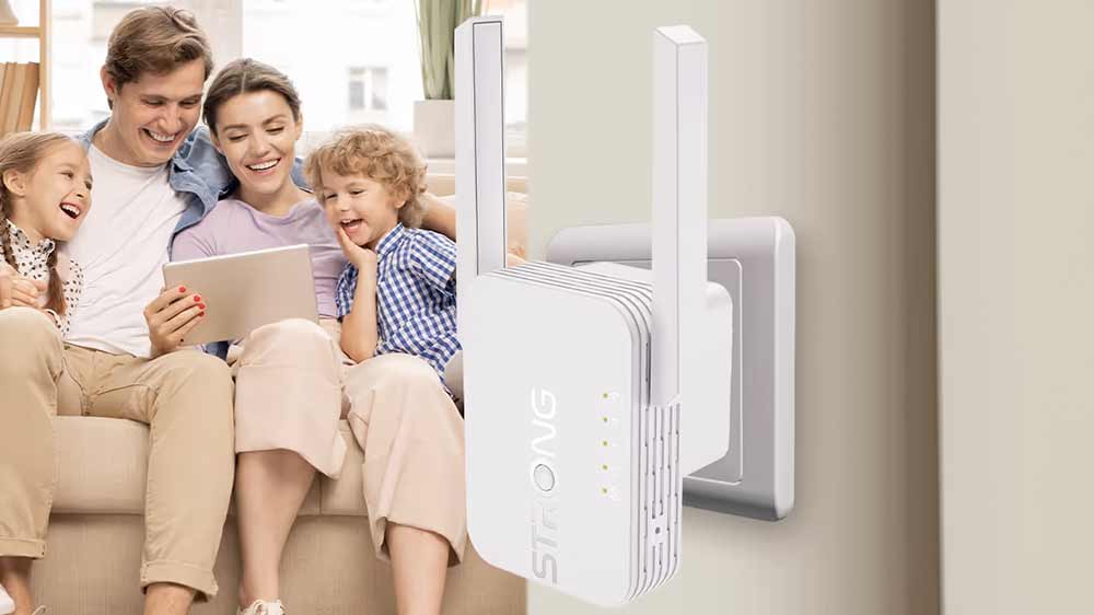 Rodina společně sleduje tablet, extender STRONG Repeater 300S je v popřed&iacute;_02