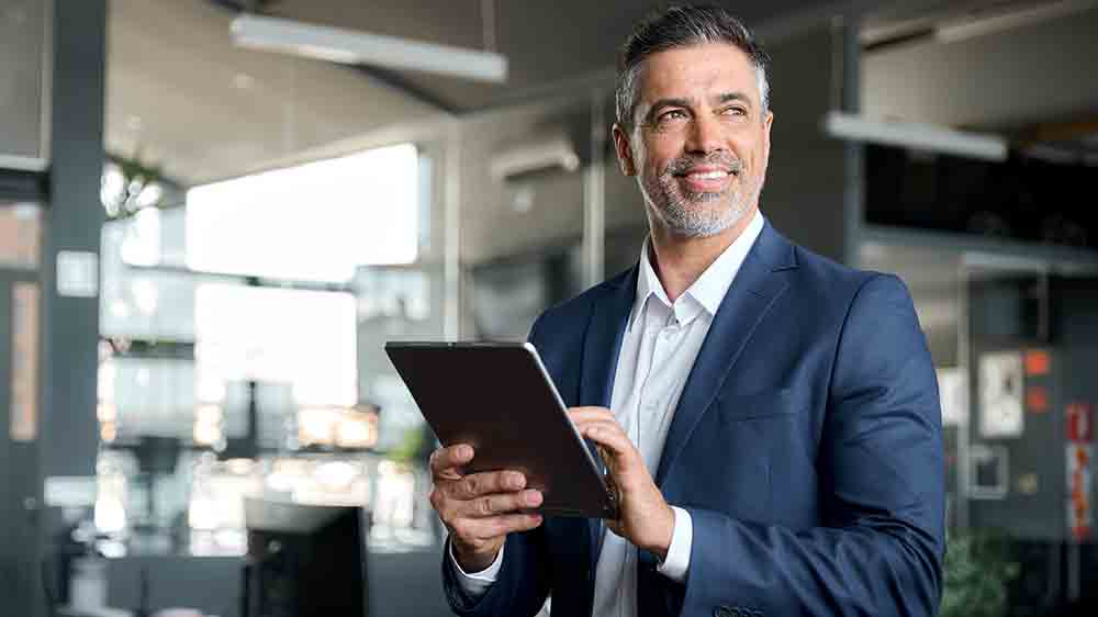 Muž pracuje na tabletu