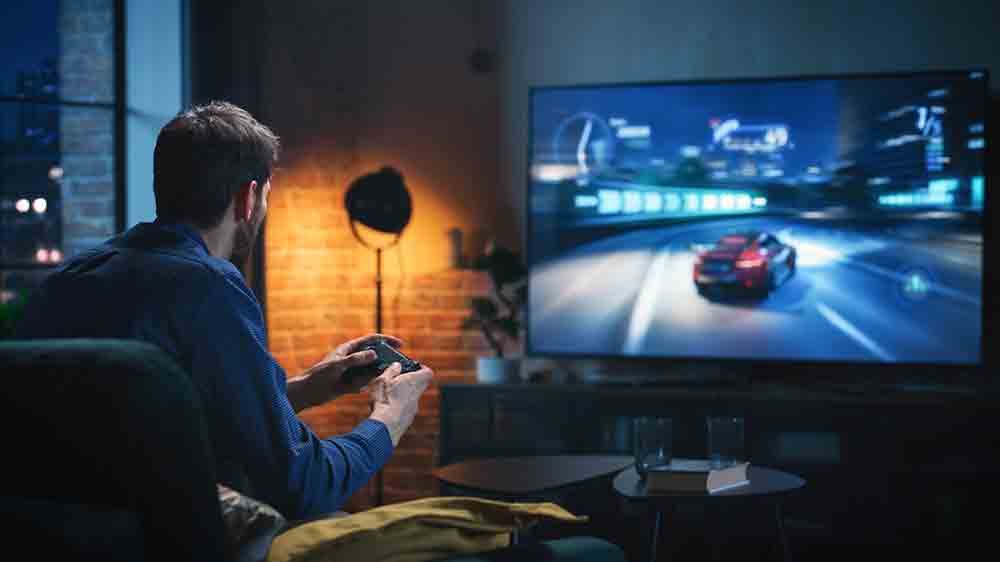 Muž hraj&uacute;ci online hry na konzole_02_01