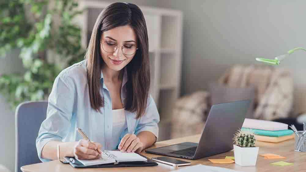 Žena pracuje na počítači z domova_02