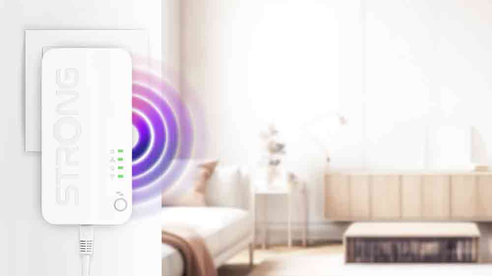 Powerline adaptér Strong WF 1000 Duo Mini zapojený do zásuvky_03