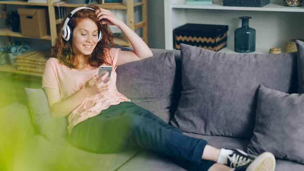 Žena na pohovce na telefonu_02