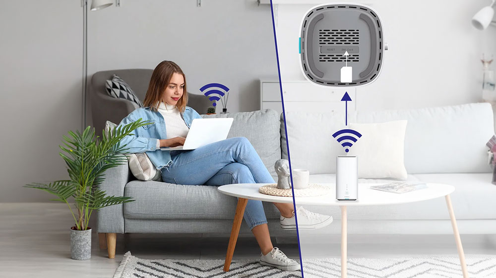 Žena sedí na pohovce s notebookem a na stole má router STRONG_04