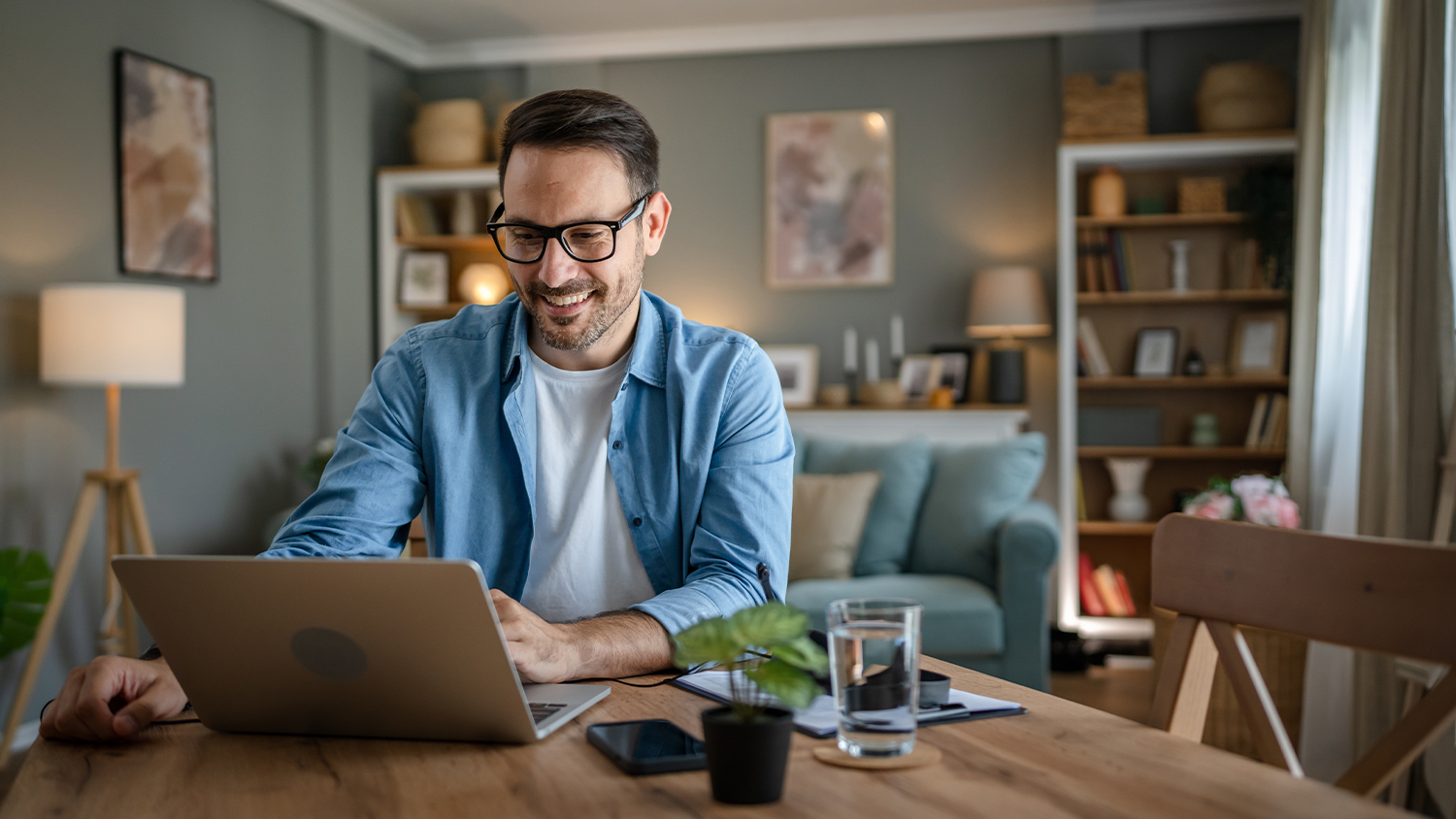 Muž pracuje na notebooku