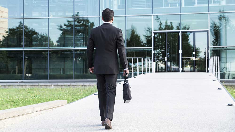 Muž s brašnou na notebook_02