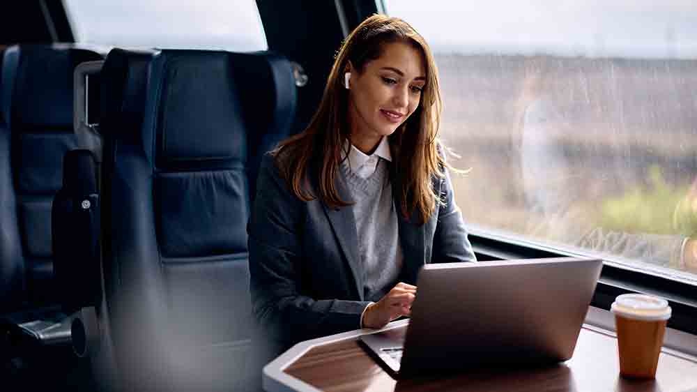 Žena pracuje na notebooku ve vlaku_02