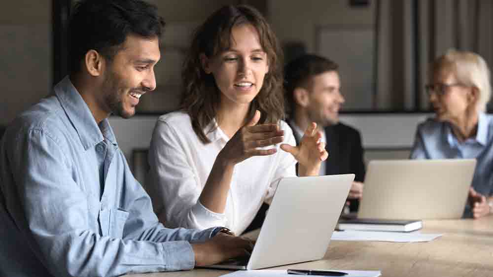 Studenti s notebookem_02