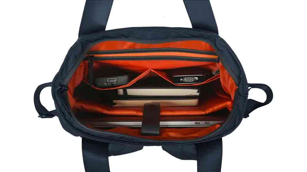 Vnitřní prostor batohu na notebook Targus 15-16 palců Ávila Convertible Tote/Backpack - Midnight s notebookem a příslušenstvím uvnitř pohledem shora_03