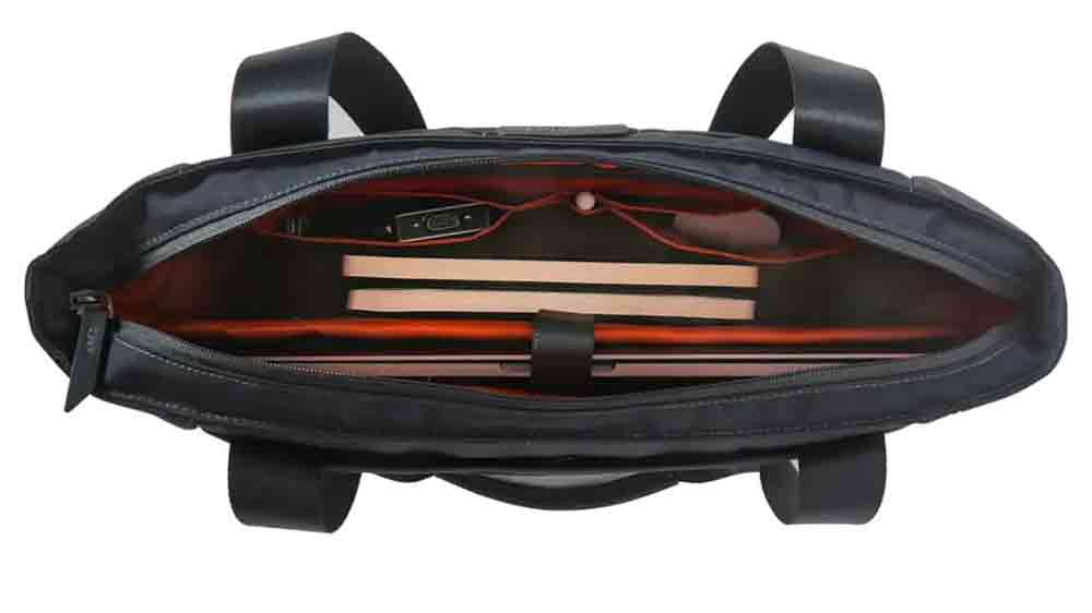 Vnitřní prostor brašny pro notebook Targus Avila 15-16 palců Tote Midnight Navy s notebookem a příslušenstvím uvnitř pohledem shora_03