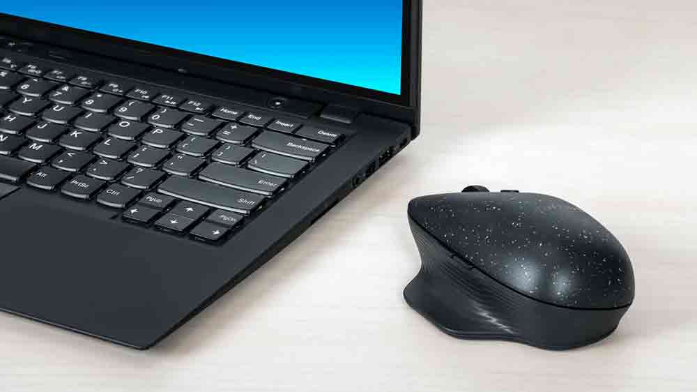 Myš Targus EcoSmart Ergonomic vedle notebooku_02