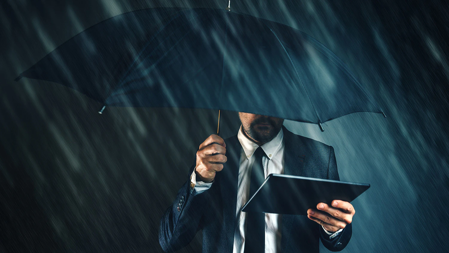 Muž v obleku s tabletem v ruce