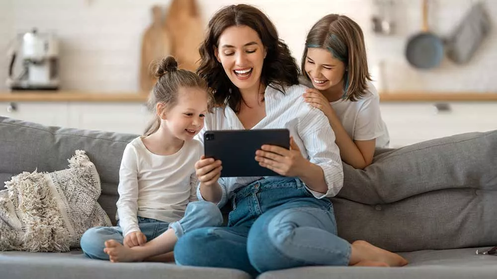Žena a dvě mal&eacute; holčičky sleduj&iacute; tablet_02