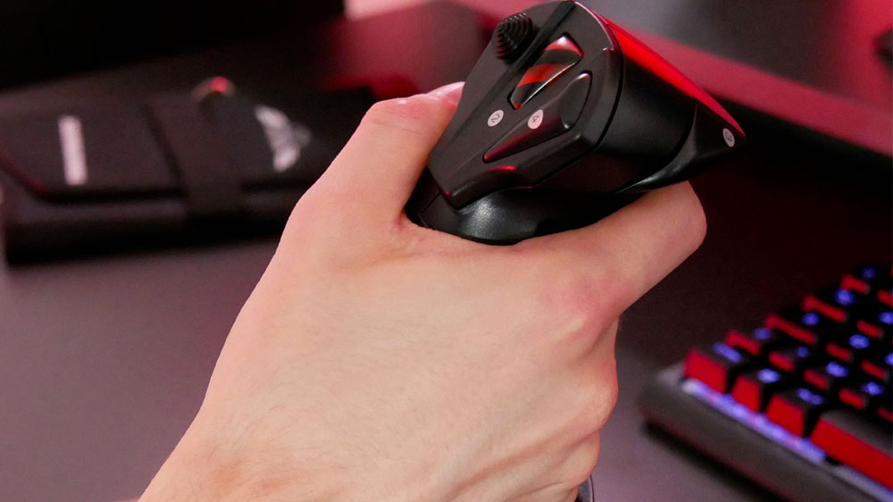 Joystick Thrustmaster T. Flight Stick X m&aacute; ergonomick&yacute; design_03