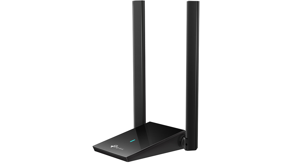 USB Wi-Fi adaptér TP-Link Archer TX20U Plus AX1800 s duálními anténami na bílém pozadí zachycující celkový design