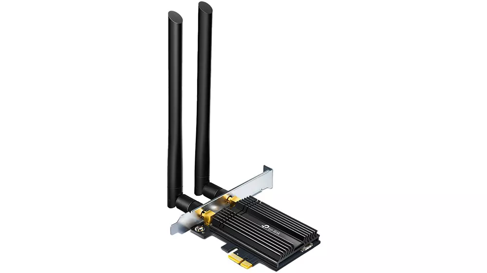 Wi-Fi PCIe adapt&eacute;r TP-Link Archer TX50E AX3000 na bielom pozad&iacute; zobrazuj&uacute;ci extern&eacute; ant&eacute;ny a PCIe rozhranie