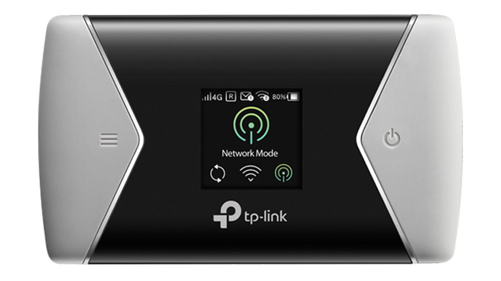 Mobilní Wi-Fi router TP-Link M7450 LTE-Advanced na bílém pozadí zobrazující kompaktní přenosné zařízení s displejem