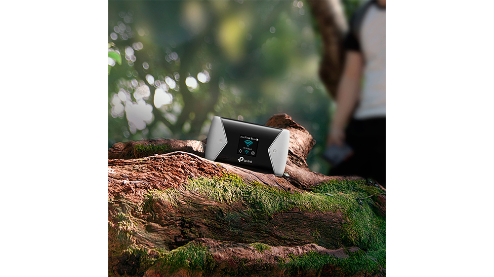 Mobilní Wi-Fi router TP-Link M7450 LTE-Advanced s otevřenou aplikací tpMiFi na mobilním telefonu zobrazující možnosti správy sítě