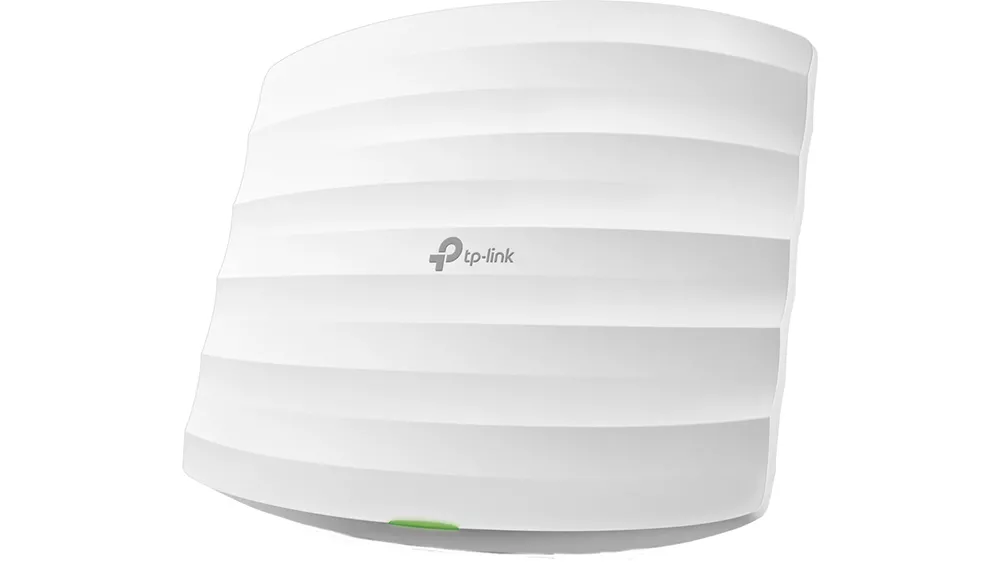 Prístupový bod TP-Link Omada EAP225 AC1350 na bielom pozadí zobrazujúci kompaktné prevedenie pre profesionálne inštalácie