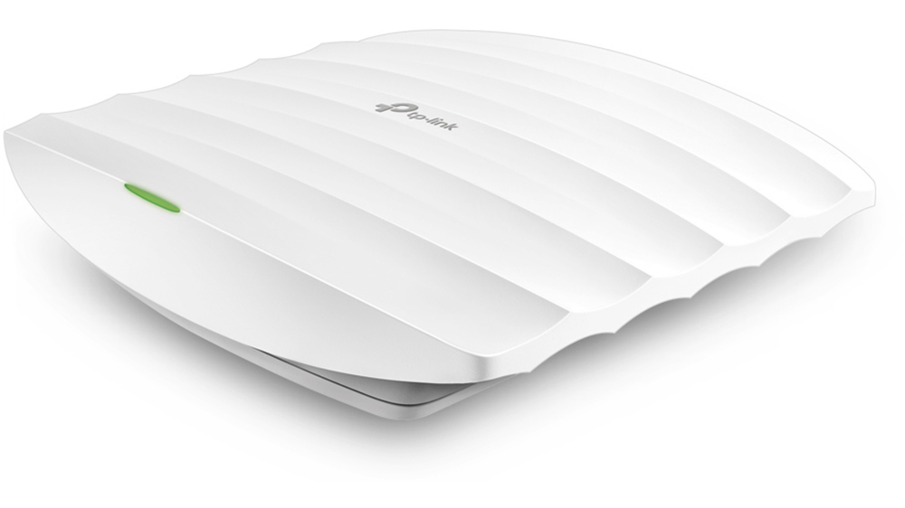 Přístupový bod TP-Link Omada EAP225 AC1350 v serverové místnosti demonstrující výkonný procesor a technologii MU-MIMO