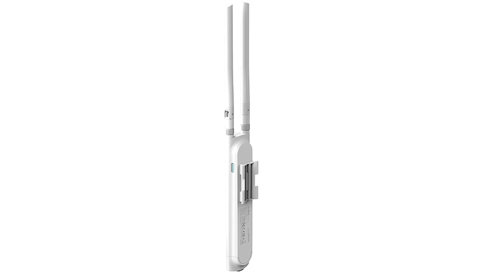 Venkovní přístupový bod TP-Link Omada EAP225-Outdoor v instalaci na stěně budovy s viditelnou anténou