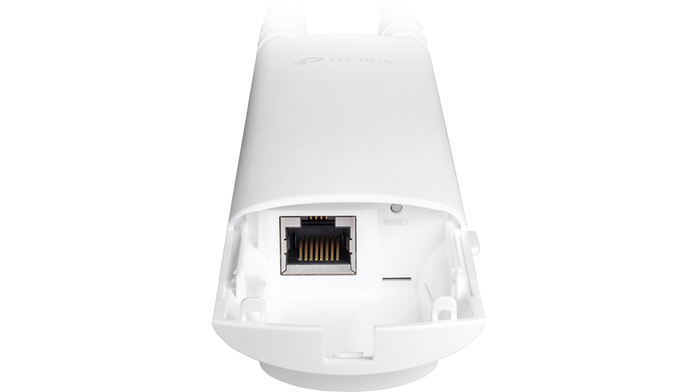 Venkovní přístupový bod TP-Link Omada EAP225-Outdoor s otevřeným rozhraním Omada Controller na obrazovce