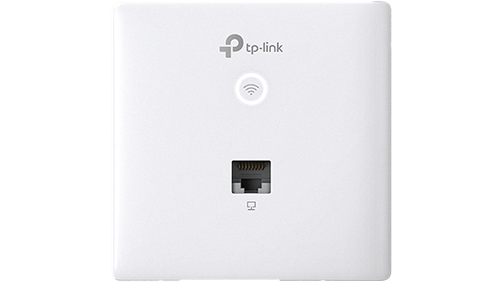 N&aacute;stěnn&yacute; př&iacute;stupov&yacute; bod TP-Link Omada EAP230-Wall AC1200 namontovan&yacute; na b&iacute;l&eacute; stěně zobrazuj&iacute;c&iacute; kompaktn&iacute; design zař&iacute;zen&iacute;